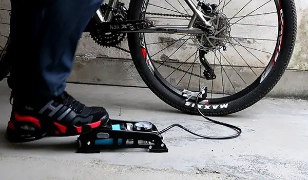 Inflar las ruedas de la bicicleta con una bomba de coche