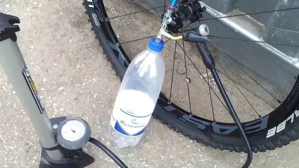 la forma de inflar una rueda de bicicleta sin bombear