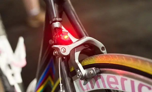 ¿Qué es una luz de freno en una bicicleta?