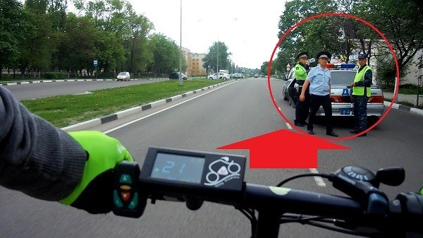 La policía de tráfico y un ciclista eléctrico
