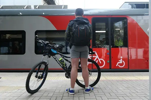 cómo transportar una bicicleta en un tren