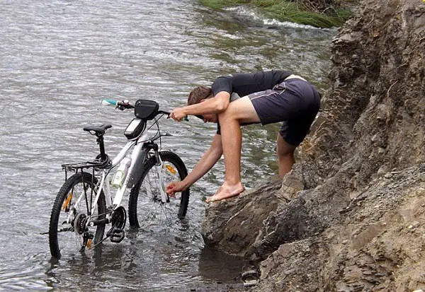 lavando la moto junto al río