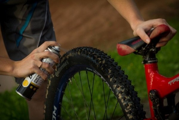 aplicar el spray a la rueda de la bicicleta