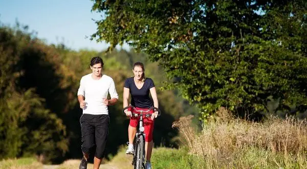 Correr o montar en bicicleta: qué es más eficaz para quemar grasa
