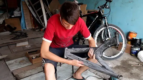 preparando la pintura de la moto