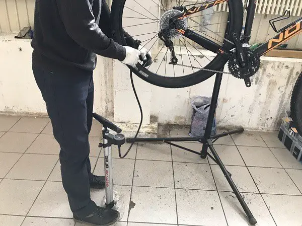 preparar las ruedas de las bicicletas para la temporada