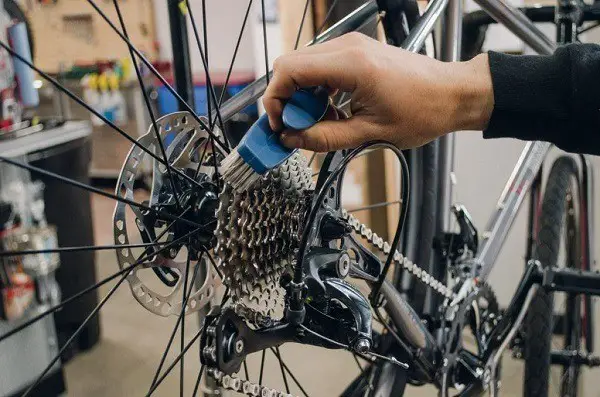 preparar la cadena de la bicicleta para la temporada