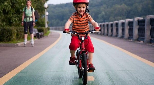 Cómo enseñar a tu hijo a montar en bicicleta: normas de seguridad y consejos