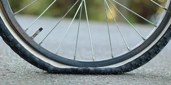 rueda de bicicleta pinchada