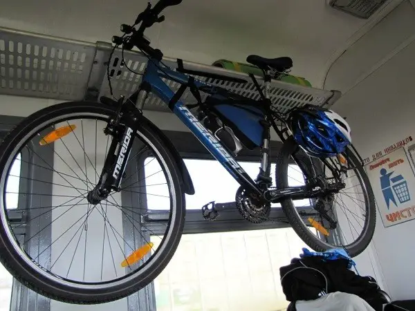 colocar una bicicleta en el tren