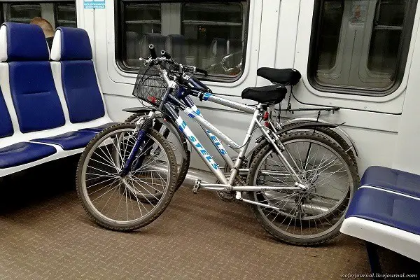 la forma de colocar la bicicleta en el tren