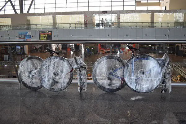 embalaje de la bicicleta para su transporte en el tren