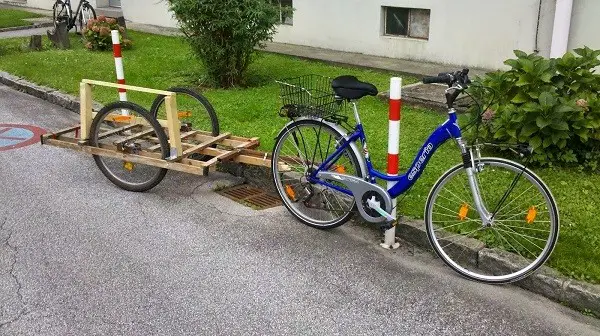 remolque para bicicletas hecho de madera