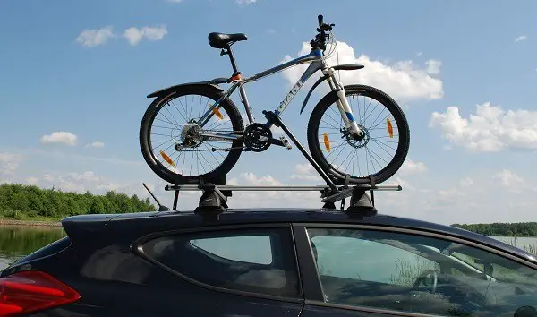 una bicicleta en el techo del coche