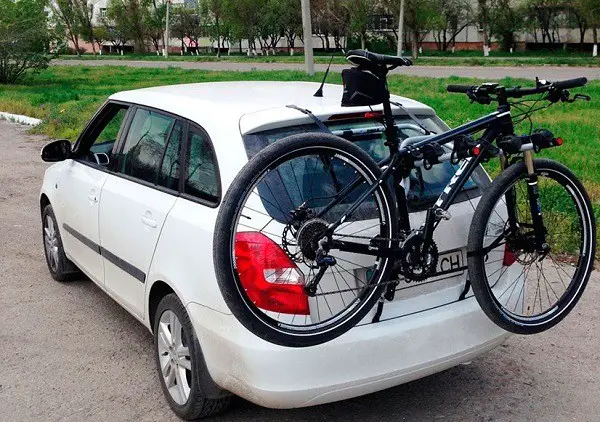 la bicicleta en la puerta trasera del coche