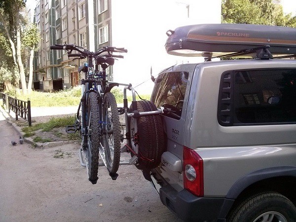 transportar una bicicleta sobre la rueda de repuesto