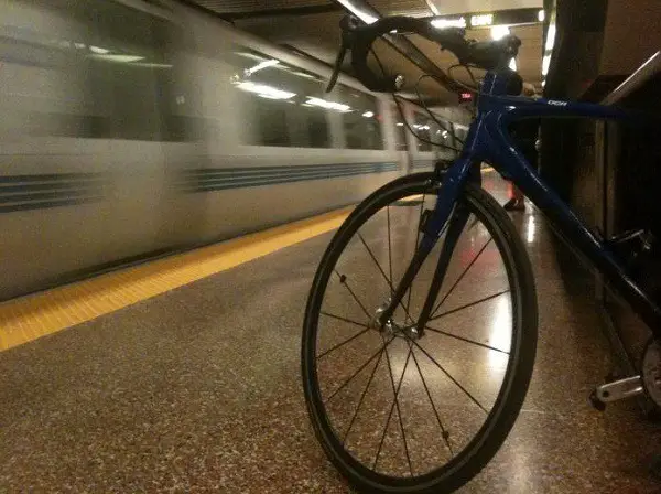 una bicicleta en el metro