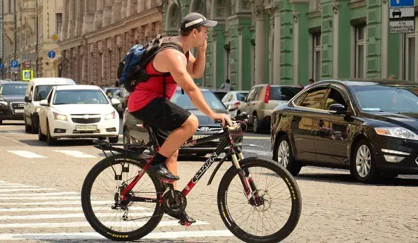 ciclista hablando por el móvil